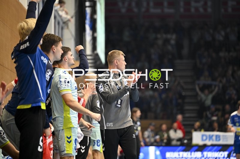 Trainer Gudjon Sigurdsson (900; VfL Gummersbach) klatscht