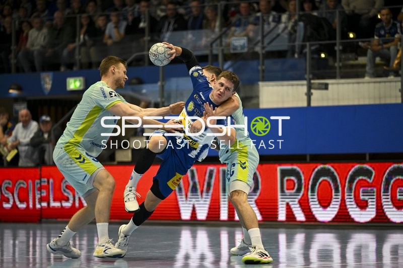 Zweikampf zwischen Vukasin Antonijevic (41; ThSV Eisenach) und Kristjan Horzen (27; VfL Gummersbach)