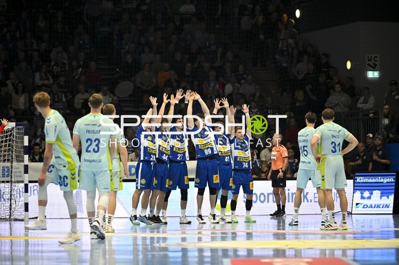 Abwehrmauer von Tillman Leu (99; ThSV Eisenach) und Teamkollegen