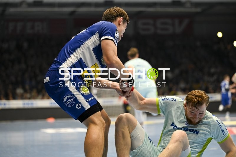 {48_} hilft Tom Kiesler (30; VfL Gummersbach) auf