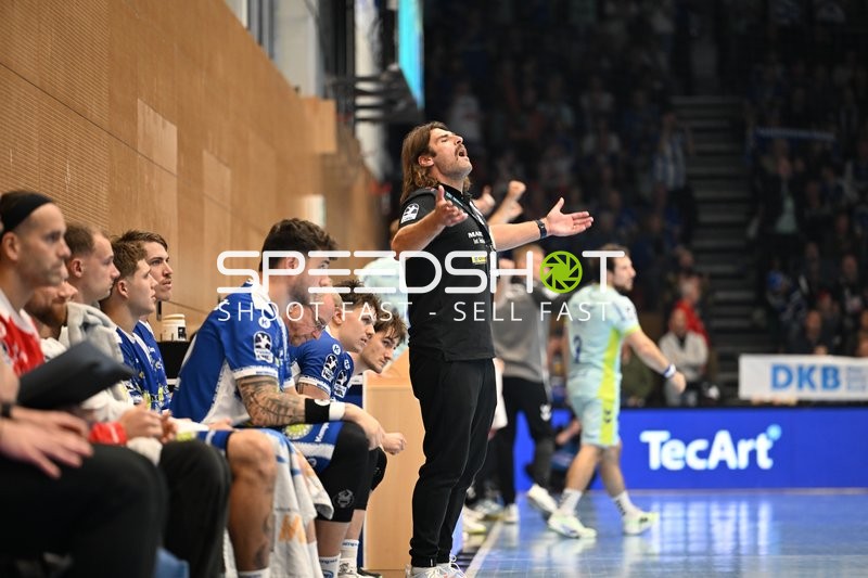 Sebastian Hinze (999; ThSV Eisenach) gestikuliert an der Seitenlinie