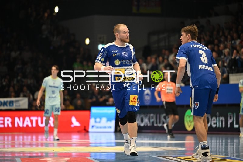 Peter Walz (14; ThSV Eisenach) und Oskar Joelsson (3; ThSV Eisenach) im Gespräch