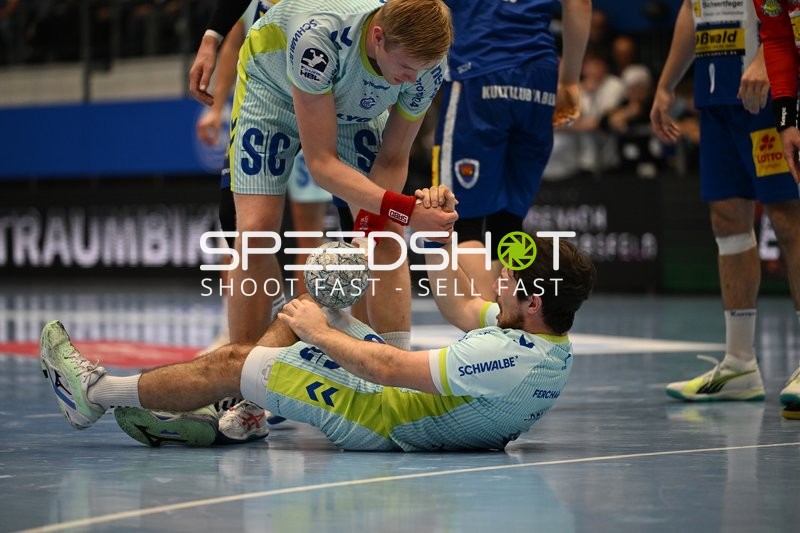 Spieler von ThSV Eisenach helfen sich