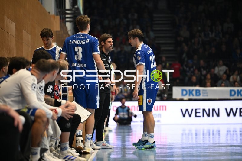 Sebastian Hinze (999; ThSV Eisenach) spricht mit Spielern