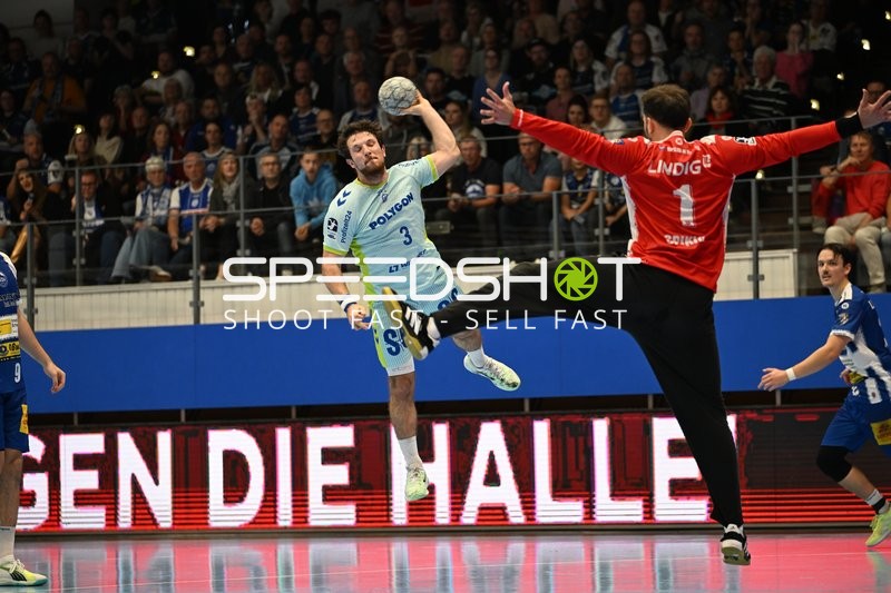 Dominik Kuzmanovic (1; VfL Gummersbach) pariert Wurf von Oskar Joelsson (3; ThSV Eisenach)