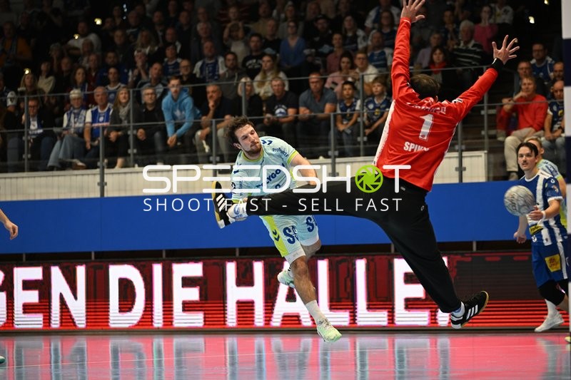 Dominik Kuzmanovic (1; VfL Gummersbach) pariert Wurf von Moritz Ende (21; ThSV Eisenach)