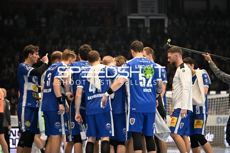 Mannschaftskreis mit Oskar Joelsson (3; ThSV Eisenach) und Co.