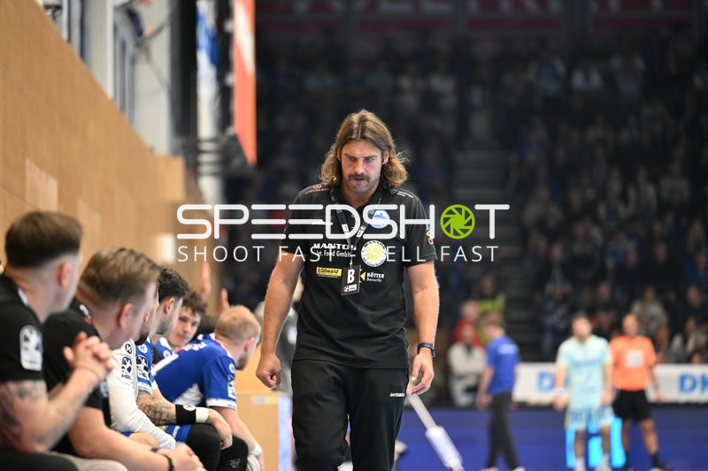 Sebastian Hinze (999; ThSV Eisenach) an der Bank