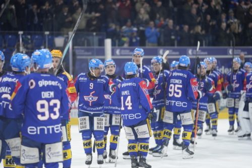 Spieler von EHC Kloten feiern