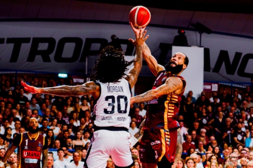 Morgan (#30) im Zweikampf beim Korbwurf in der Basketball-Arena