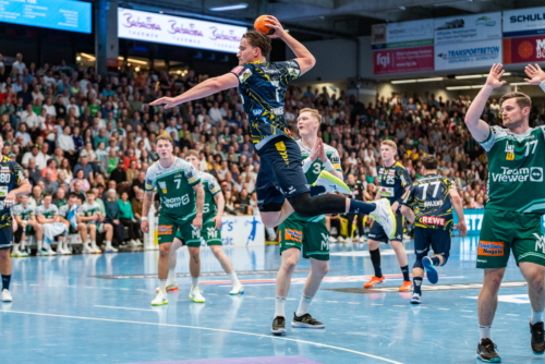 Handball, Bundesliga, Saison 25/26, Spieltag 29, Göppingen (grün), Löwen (blau-gelb), Robert Timmermeister #7 (Löwen)