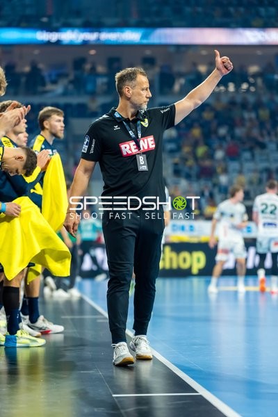 Maik Machulla (999; Rhein Neckar Löwen) zeigt Daumen hoch