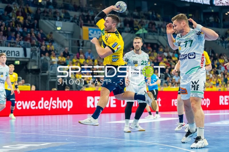 Jannik Kohlbacher (80; Rhein Neckar Löwen) wirft aufs Tor