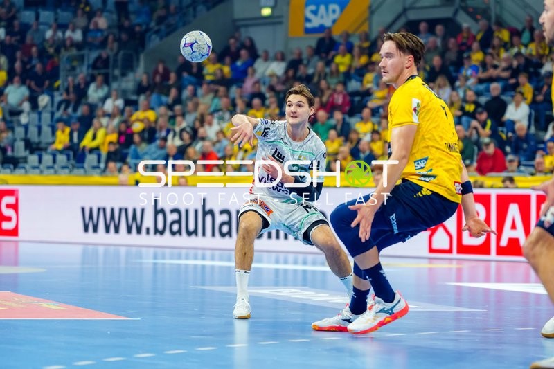 Ludvig Hallbäck (20; FAG) im Zweikampf mit Robert Timmermeister (7; Rhein Neckar Löwen)