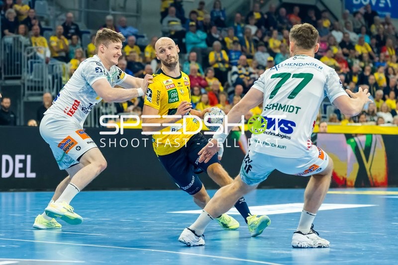 Lukas Sandell (11; Rhein Neckar Löwen) im Zweikampf mit Oskar Neudeck (2; FAG) und David Schmidt (77; FAG)