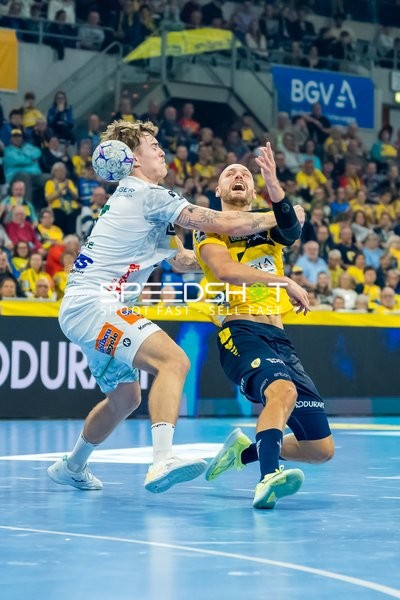 Zweikampf um den Ball mit Lukas Sandell (11; Rhein Neckar Löwen)