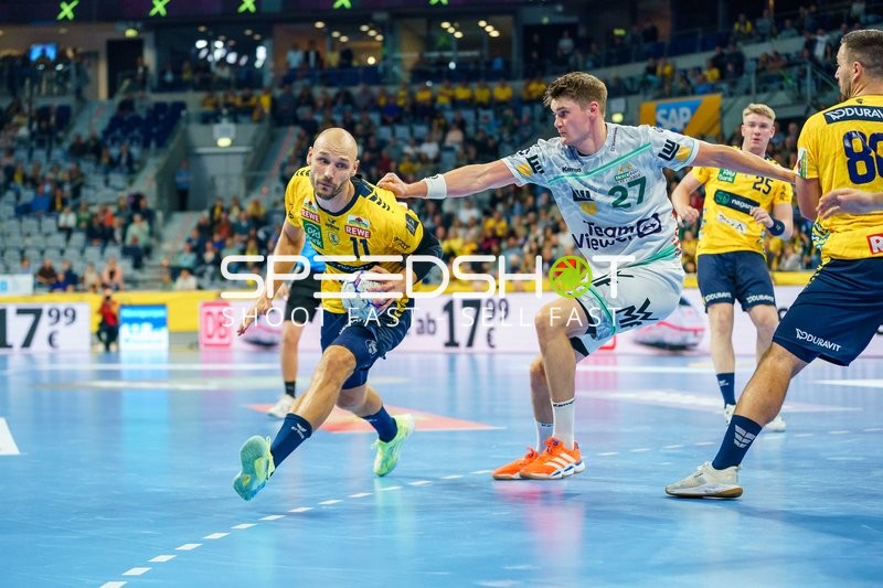 Duell um den Ball Lukas Sandell (11; Rhein Neckar Löwen) vs Oskar Sunnefeldt (27; FAG)