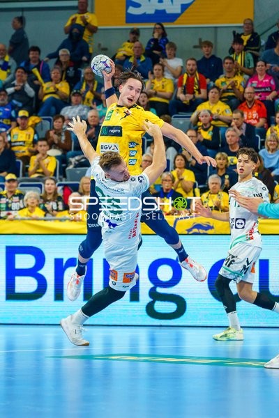 Robert Timmermeister (7; Rhein Neckar Löwen) im Wurf gegen Ludvig Jurmala (25; FAG)