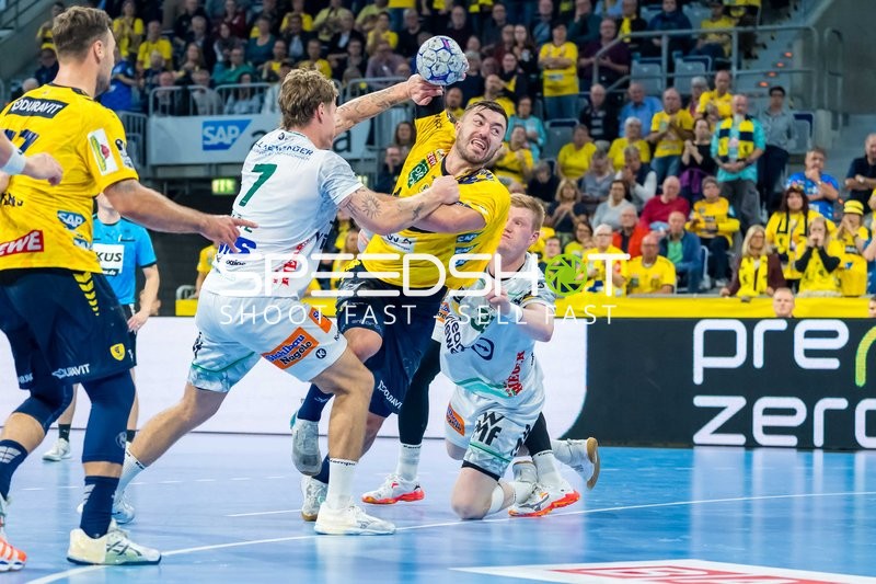 Jannik Kohlbacher (80; Rhein Neckar Löwen) im Zweikampf mit Ymir Gislason (33; FAG)