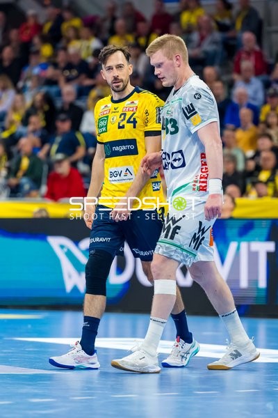 Patrick Groetzki (24; Rhein Neckar Löwen) und Ymir Gislason (33; FAG) im Gespräch