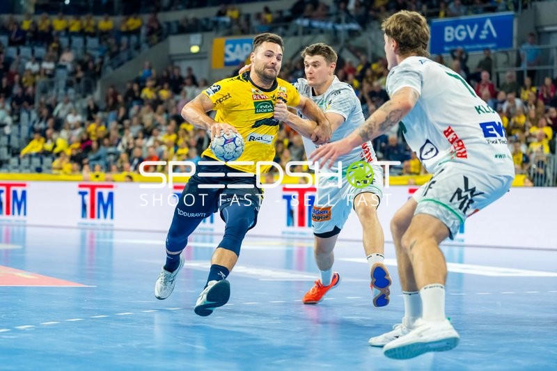 Dani Baijens (77; Rhein Neckar Löwen) im Zweikampf mit Oskar Sunnefeldt (27; FAG)