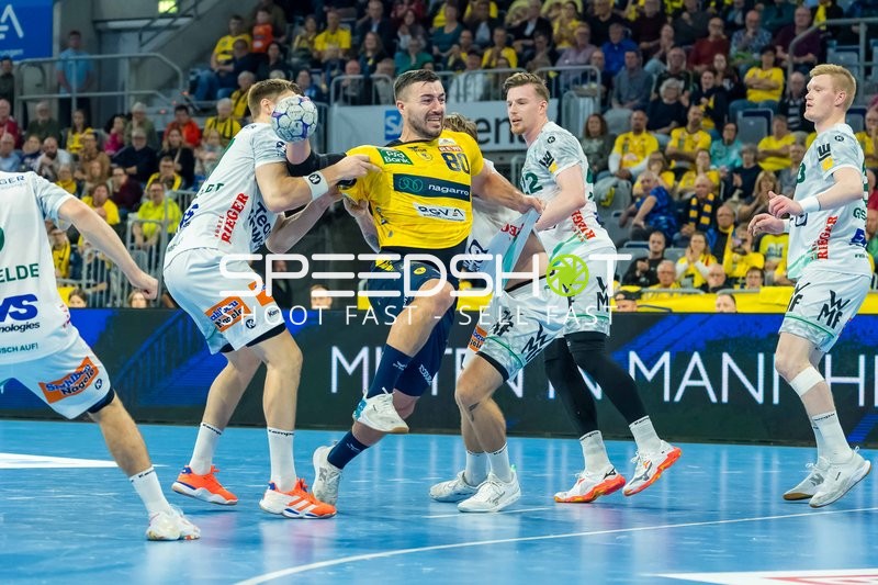 Jannik Kohlbacher (80; Rhein Neckar Löwen) im Zweikampf mit Erik Persson (22; FAG) und Ymir Gislason (33; FAG)