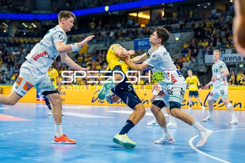 Zweikampf zwischen Robert Timmermeister (7; Rhein Neckar Löwen) und Velde Rutger Ten (5; FAG)