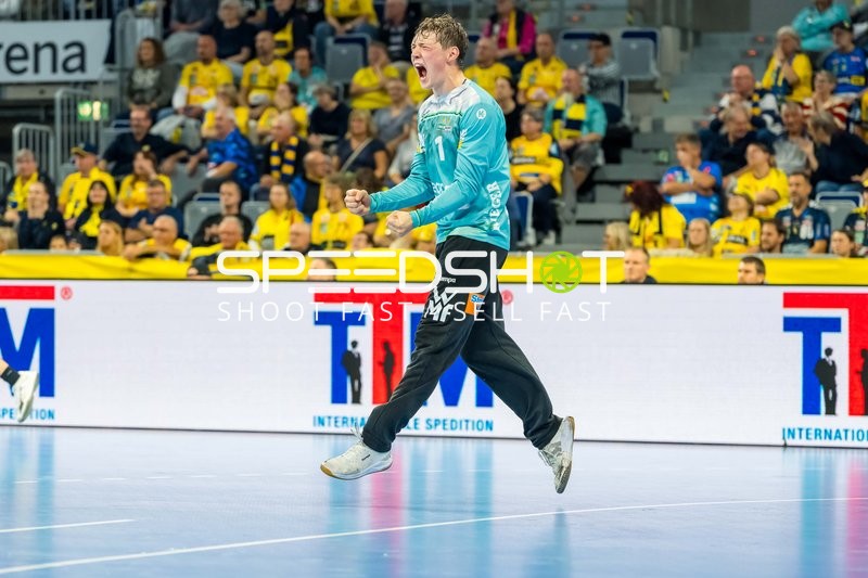 Julian Buchele (1; FAG) jubelt nach Parade