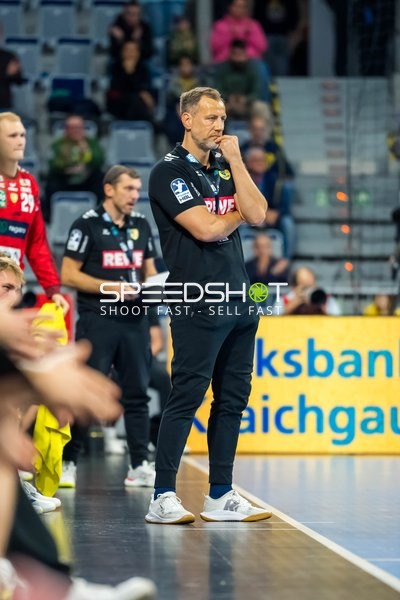 Maik Machulla (999; Rhein Neckar Löwen) konzentriert an der Seitenlinie