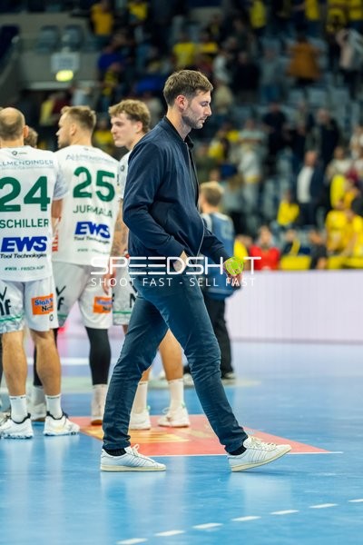 Trainer Victor Klöve (7; FAG) auf dem Spielfeld