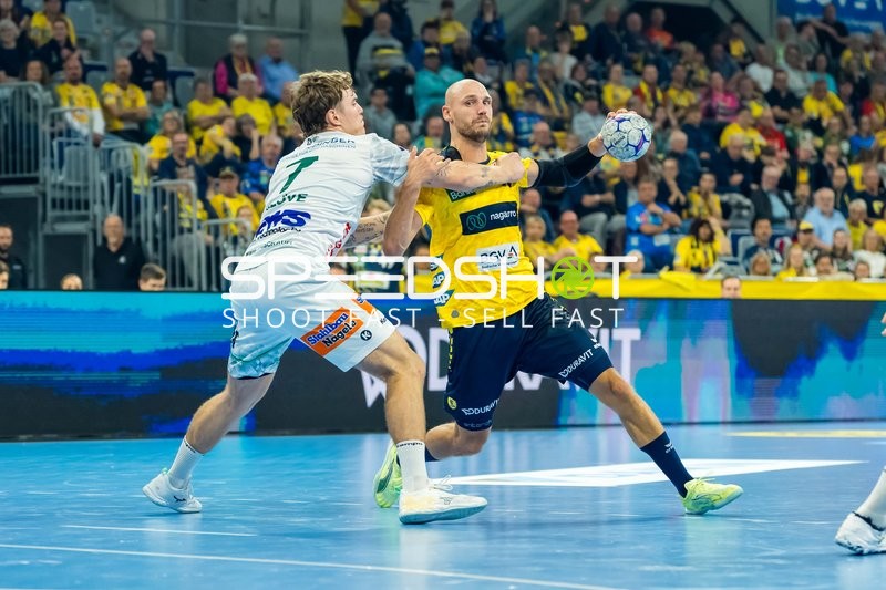 Lukas Sandell (11; Rhein Neckar Löwen) im Zweikampf mit Victor Klöve (7; FAG)