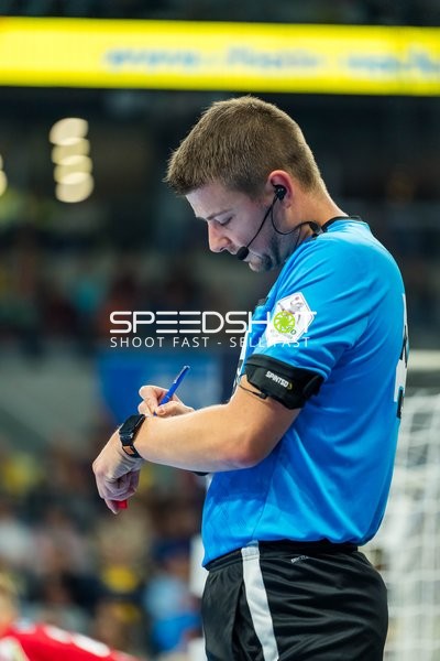 Schiedsrichter notiert Zeit