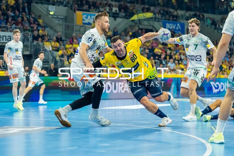 Jannik Kohlbacher (80; Rhein Neckar Löwen) kämpft gegen Victor Klöve (7; FAG)