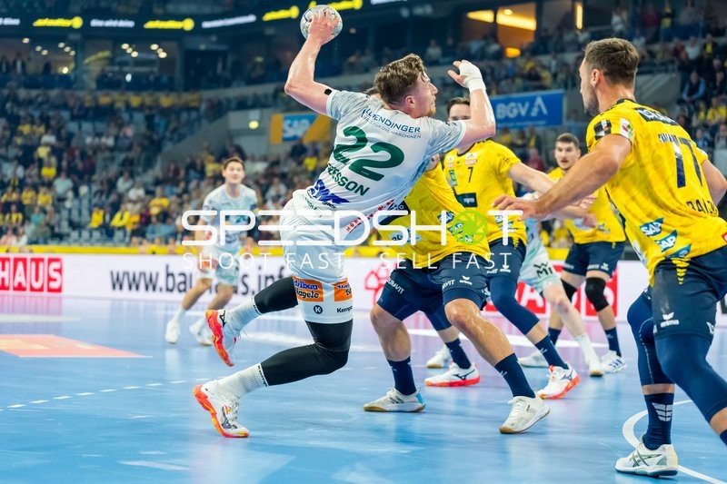 Zweikampf zwischen Robert Timmermeister (7; Rhein Neckar Löwen), Halil Jaganjac (45; Rhein Neckar Löwen) und Erik Persson (22; FAG)