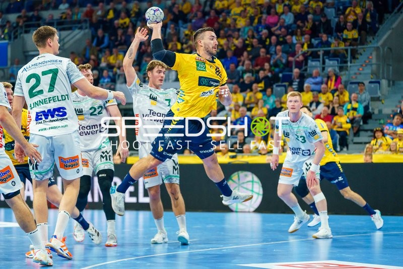 Jannik Kohlbacher (80; Rhein Neckar Löwen) wirft aufs Tor