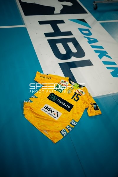 Trikot von David More (15; Rhein Neckar Löwen) auf dem Spielfeld