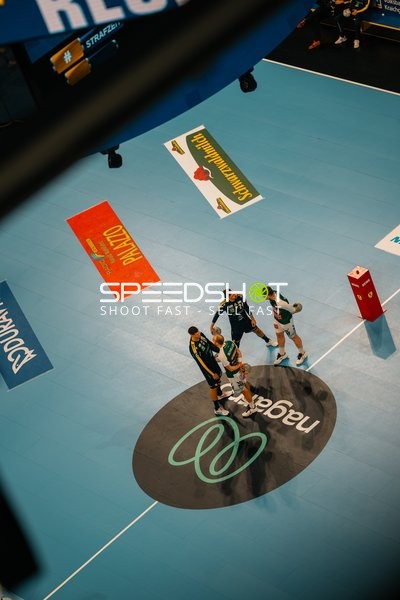 Robert Timmermeister (7; Rhein Neckar Löwen) und David Späth (29; Rhein Neckar Löwen) im Gespräch mit Oskar Sunnefeldt (27; FAG) und Victor Klöve (7; FAG)