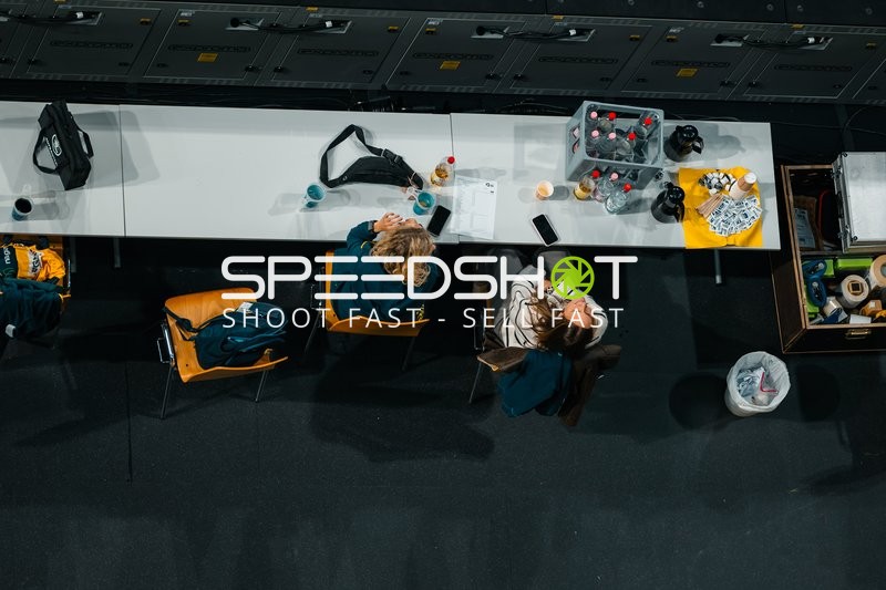 Fans und Betreuer am Spielfeldrand