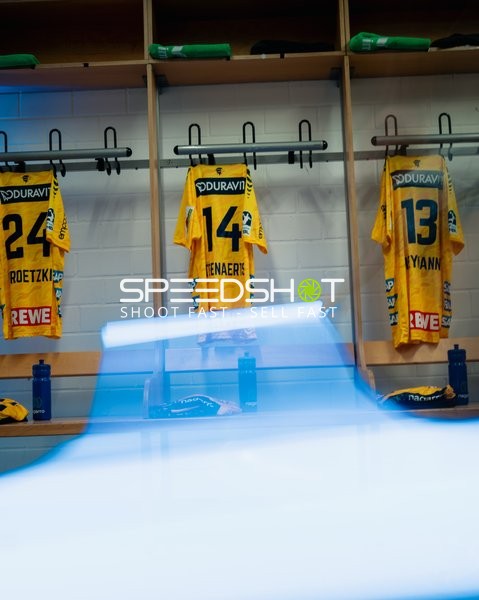 Trikots von {45} im Mannschaftsraum