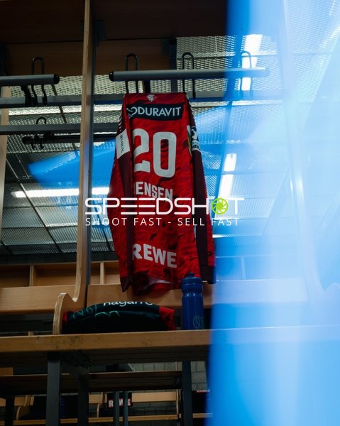 Trikot von Mike Jensen (20; Rhein Neckar Löwen) im Umkleideraum