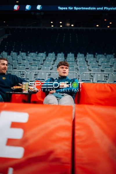 Spieler von {45} entspannt auf der Tribüne