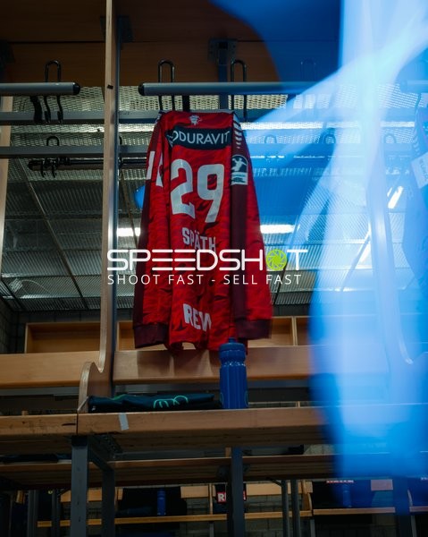 Trikot von David Späth (29; Rhein Neckar Löwen) im Umkleideraum