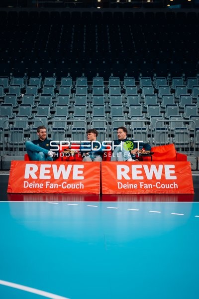 David More (15; Rhein Neckar Löwen), Robert Timmermeister (7; Rhein Neckar Löwen) und Tim Nothdurft (8; Rhein Neckar Löwen) auf der Fan-Couch