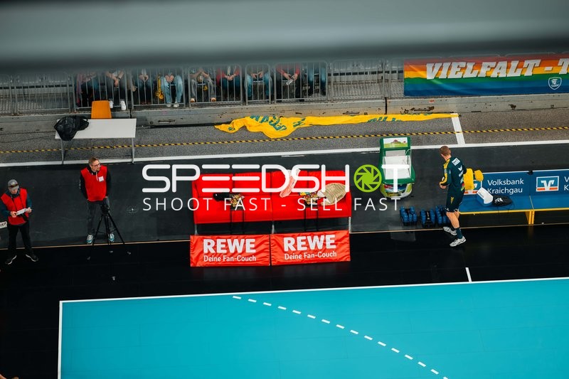 Fans und Betreuer am Spielfeldrand