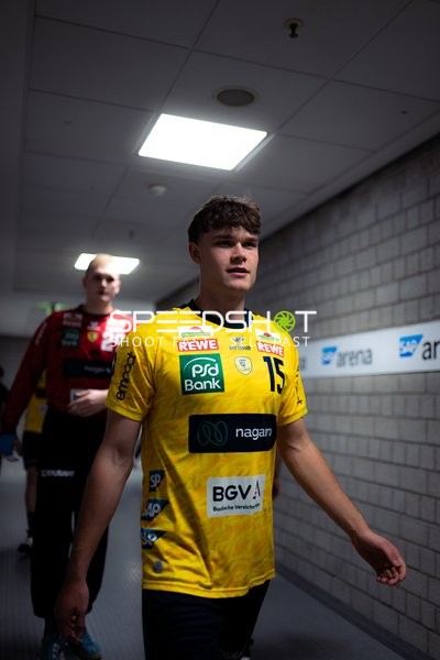 David More (15; Rhein Neckar Löwen) und David Späth (29; Rhein Neckar Löwen) auf dem Weg zum Spielfeld