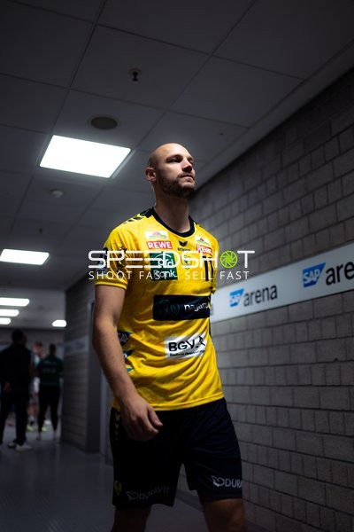 Lukas Sandell (11; Rhein Neckar Löwen) betritt den Gang