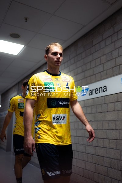 Mathias Larson (4; Rhein Neckar Löwen) betritt den Gang