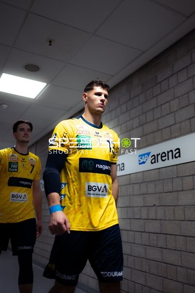 Sebastian Heymann (13; Rhein Neckar Löwen) und Robert Timmermeister (7; Rhein Neckar Löwen) betreten die SAP Arena