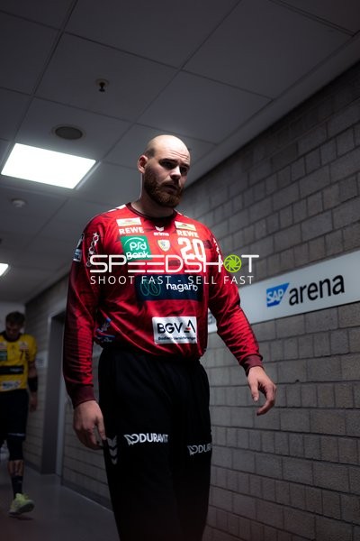 Mike Jensen (20; Rhein Neckar Löwen) betritt den Gang