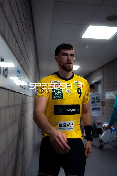 Steven Plucnar Jacobsen (9; Rhein Neckar Löwen) betritt den Gang